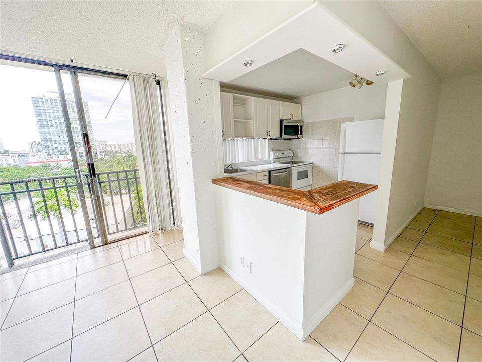 For Sale: $425,000 (2 beds, 2 baths, 894 Square Feet)