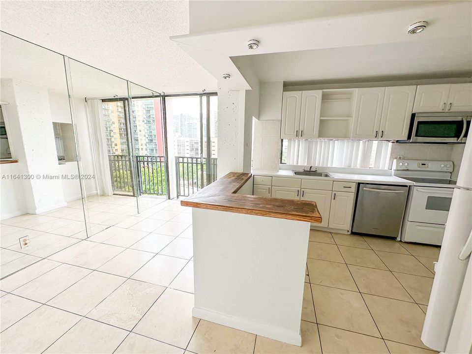 For Sale: $425,000 (2 beds, 2 baths, 894 Square Feet)