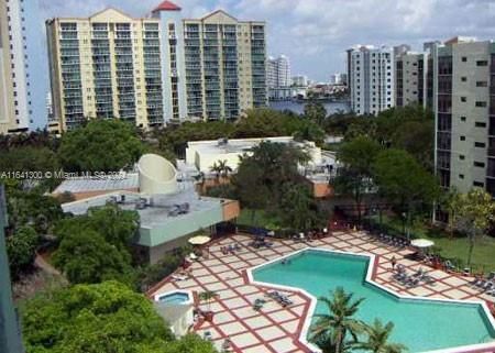 For Sale: $425,000 (2 beds, 2 baths, 894 Square Feet)