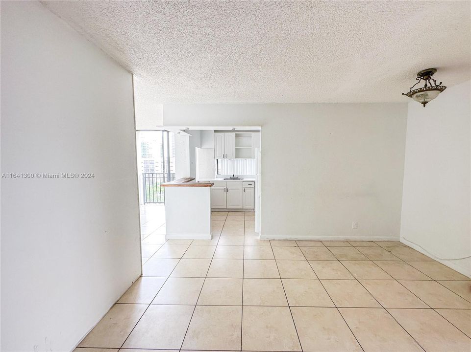 For Sale: $425,000 (2 beds, 2 baths, 894 Square Feet)