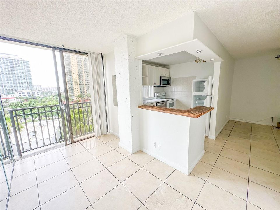 For Sale: $425,000 (2 beds, 2 baths, 894 Square Feet)