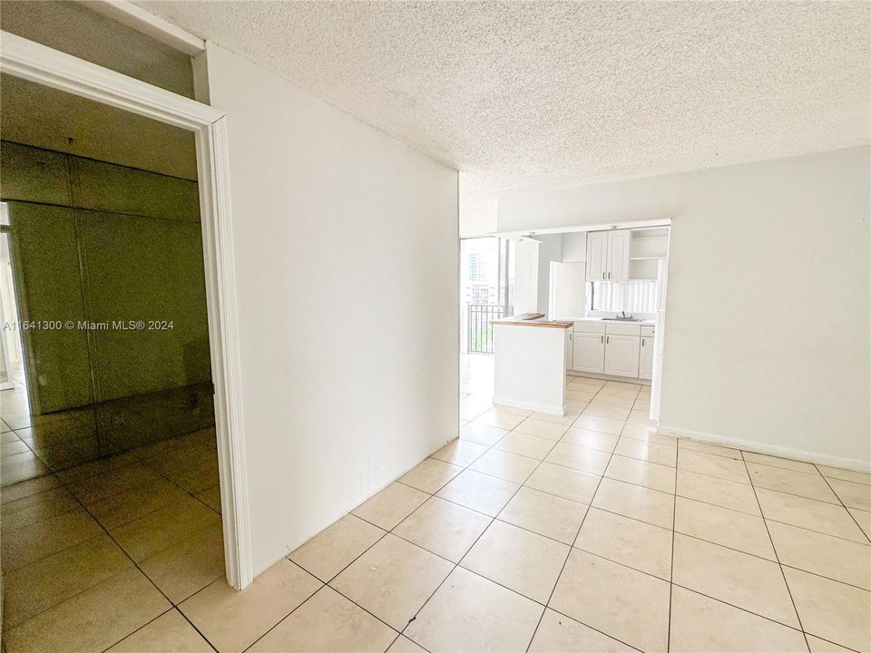 For Sale: $425,000 (2 beds, 2 baths, 894 Square Feet)