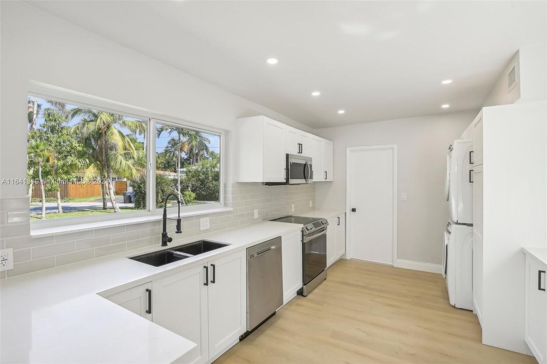 Active With Contract: $679,000 (3 beds, 2 baths, 1532 Square Feet)