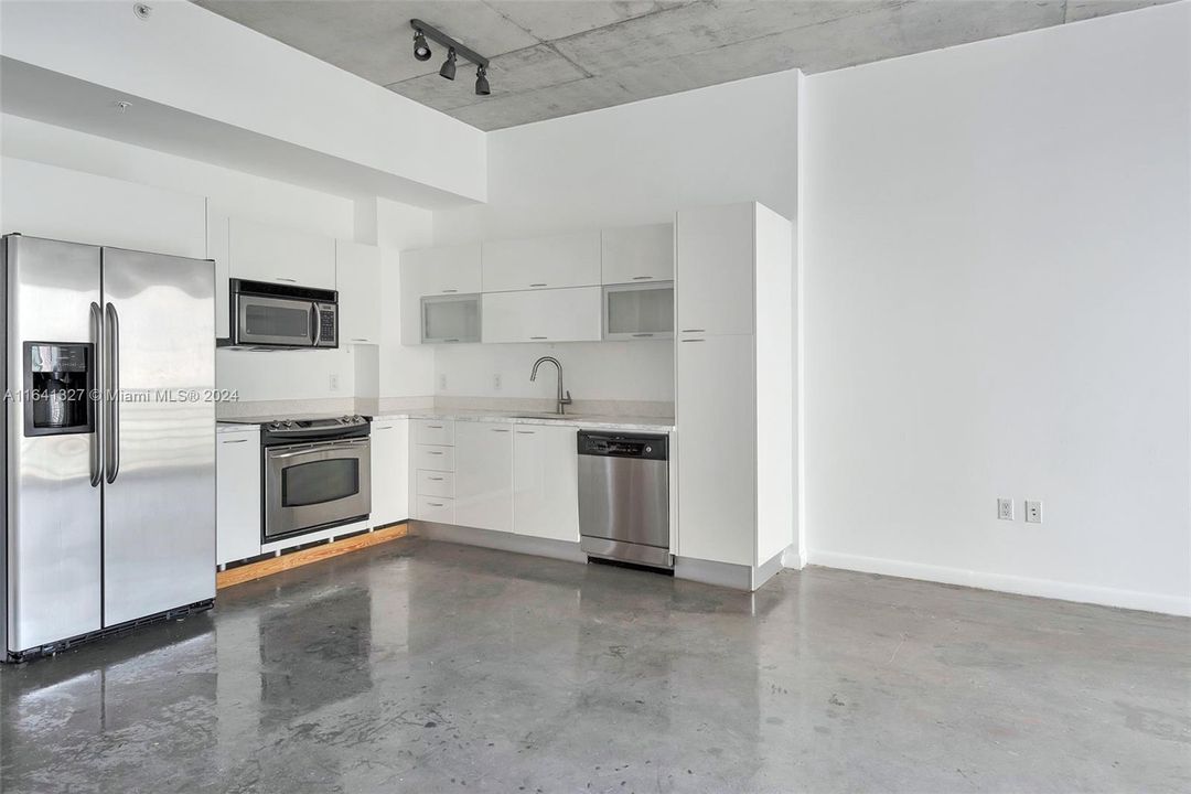 For Sale: $340,000 (1 beds, 1 baths, 735 Square Feet)