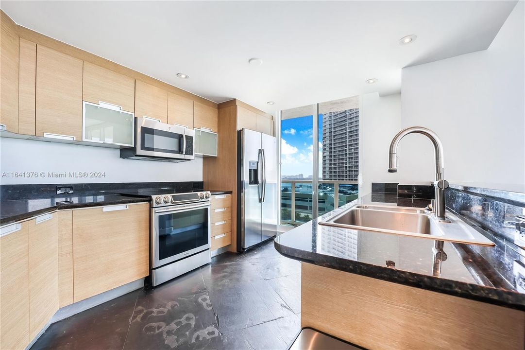 For Sale: $450,000 (2 beds, 2 baths, 1171 Square Feet)