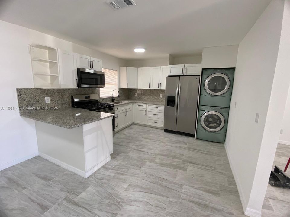 Active With Contract: $2,100 (3 beds, 2 baths, 2212 Square Feet)