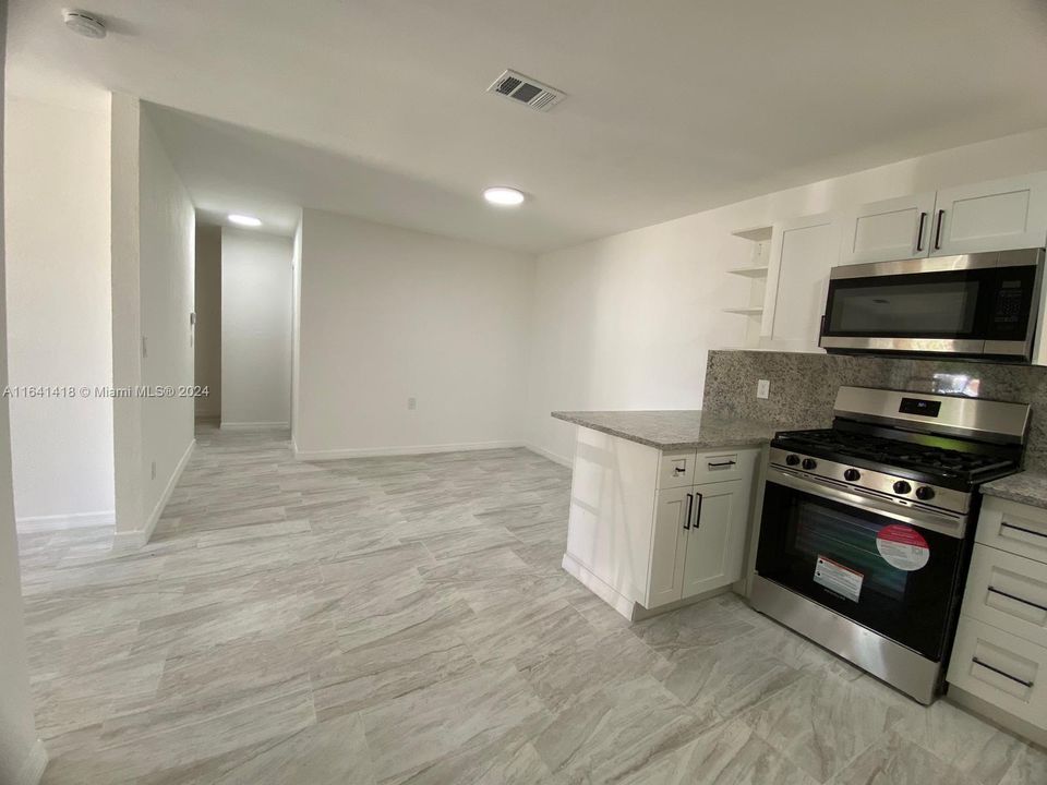 Active With Contract: $2,100 (3 beds, 2 baths, 2212 Square Feet)