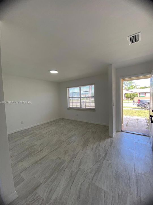 Active With Contract: $2,100 (3 beds, 2 baths, 2212 Square Feet)