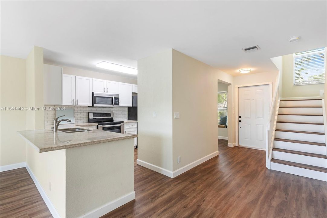 Active With Contract: $2,950 (3 beds, 2 baths, 1444 Square Feet)