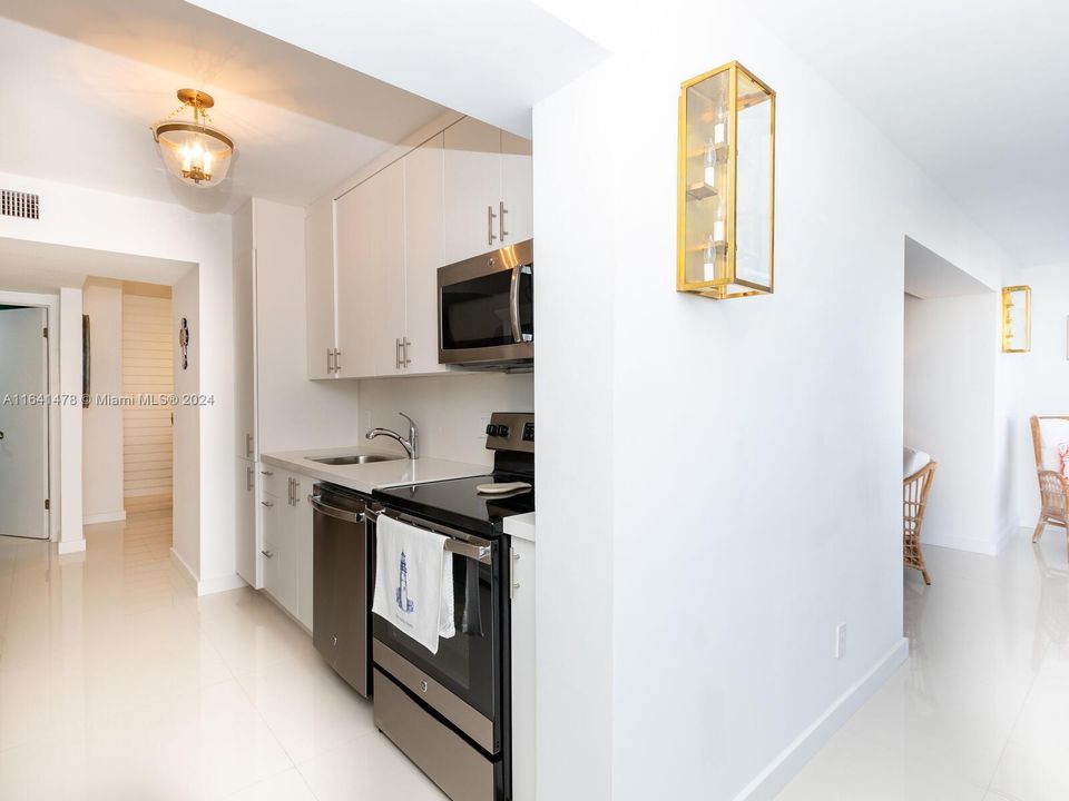 Active With Contract: $4,000 (1 beds, 1 baths, 744 Square Feet)