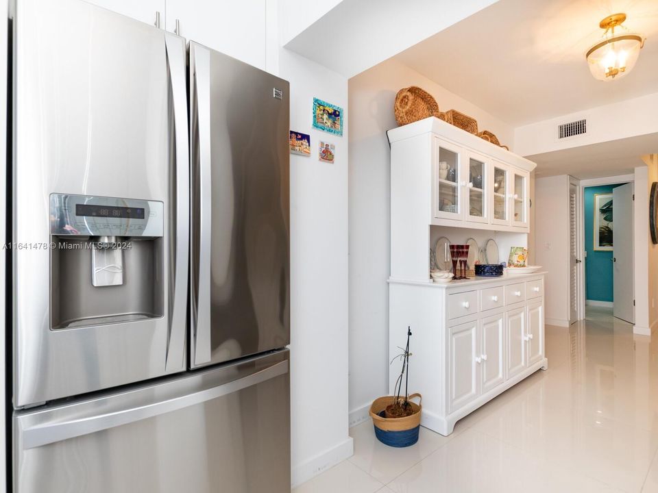 Active With Contract: $4,000 (1 beds, 1 baths, 744 Square Feet)