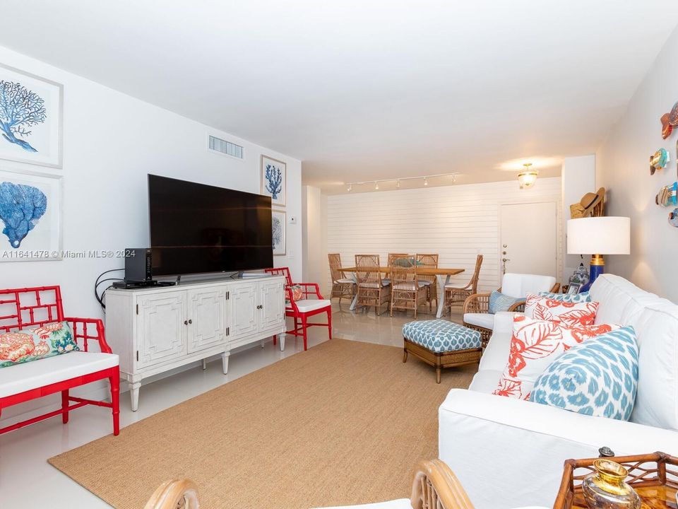 Active With Contract: $4,000 (1 beds, 1 baths, 744 Square Feet)