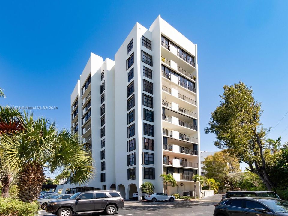 Active With Contract: $4,000 (1 beds, 1 baths, 744 Square Feet)