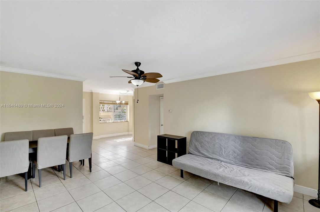 For Sale: $369,000 (1 beds, 1 baths, 765 Square Feet)