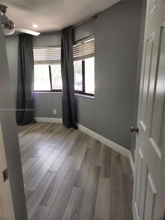 Active With Contract: $2,650 (2 beds, 2 baths, 1034 Square Feet)