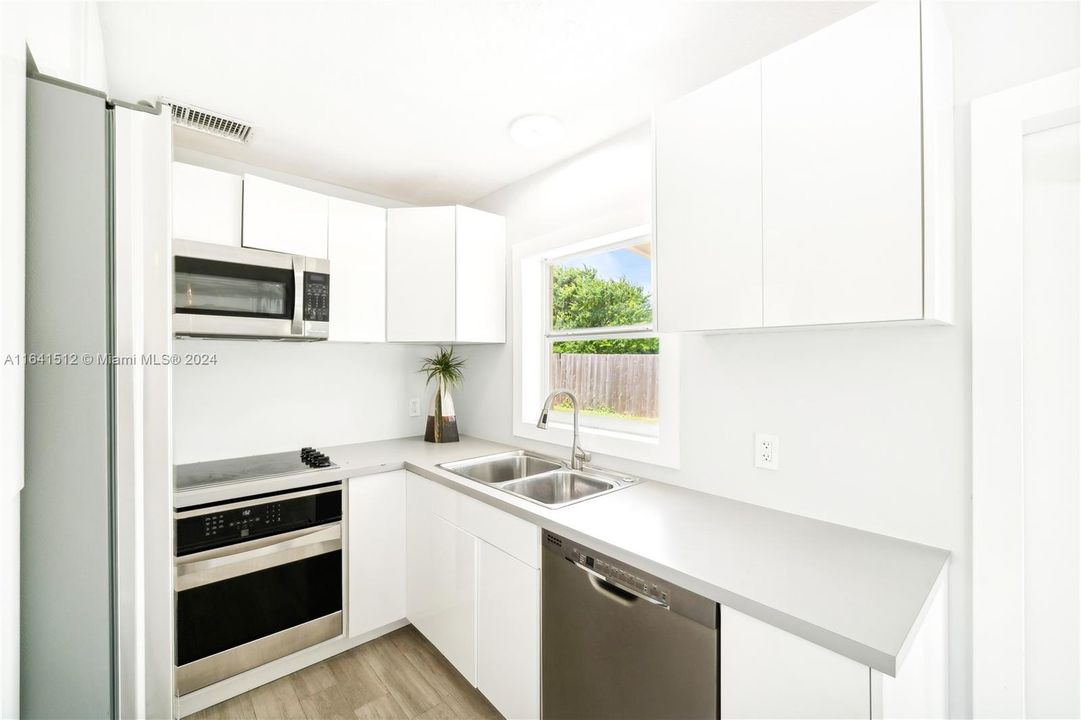 Active With Contract: $265,000 (2 beds, 1 baths, 843 Square Feet)