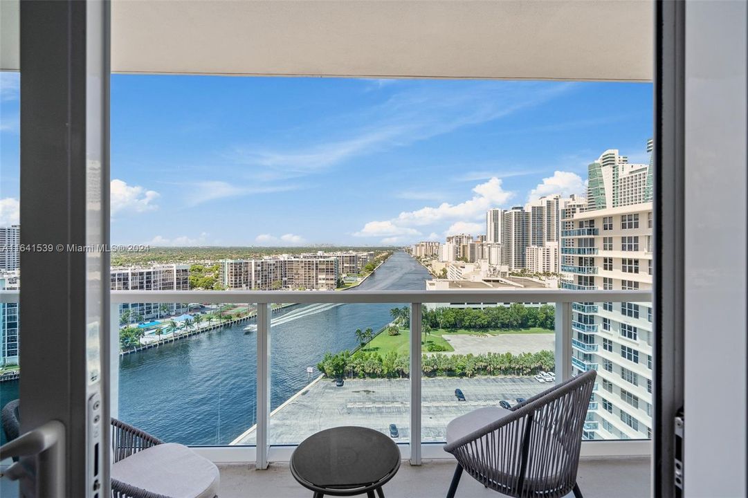 Recently Sold: $595,000 (2 beds, 2 baths, 1270 Square Feet)