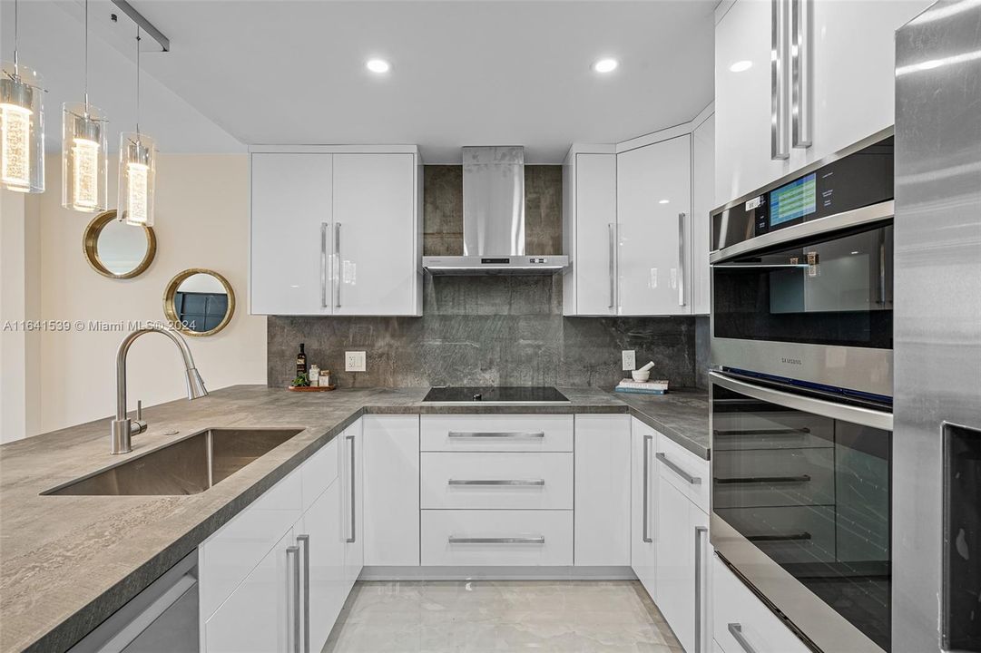 Recently Sold: $595,000 (2 beds, 2 baths, 1270 Square Feet)