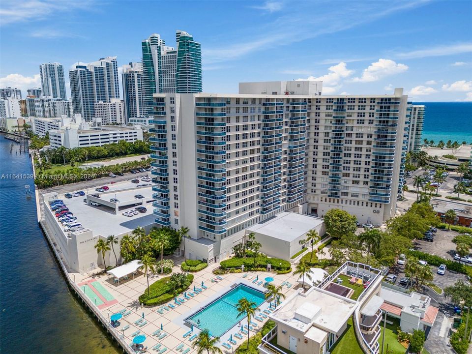 Recently Sold: $595,000 (2 beds, 2 baths, 1270 Square Feet)