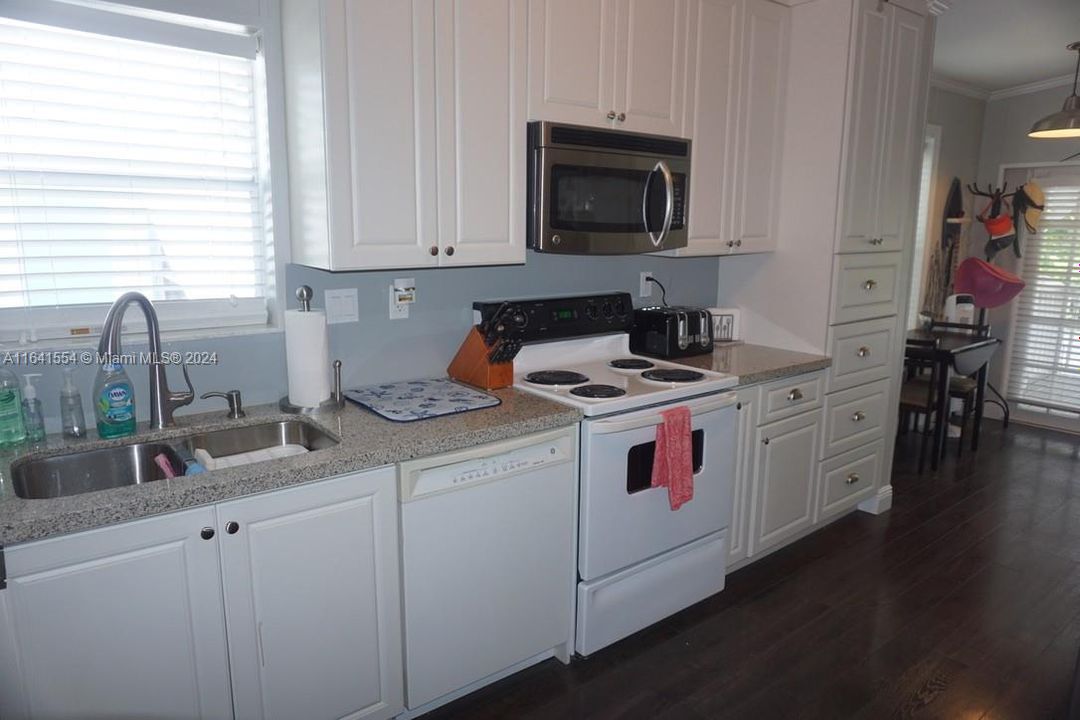 For Rent: $3,000 (3 beds, 2 baths, 1152 Square Feet)