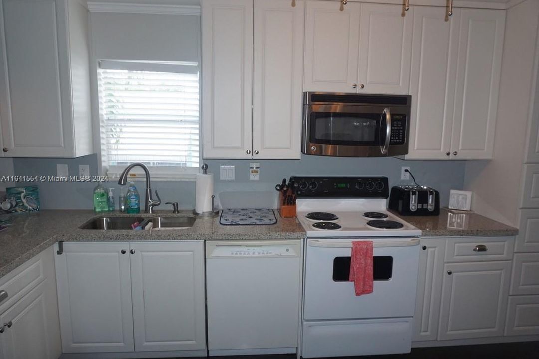 For Rent: $3,000 (3 beds, 2 baths, 1152 Square Feet)