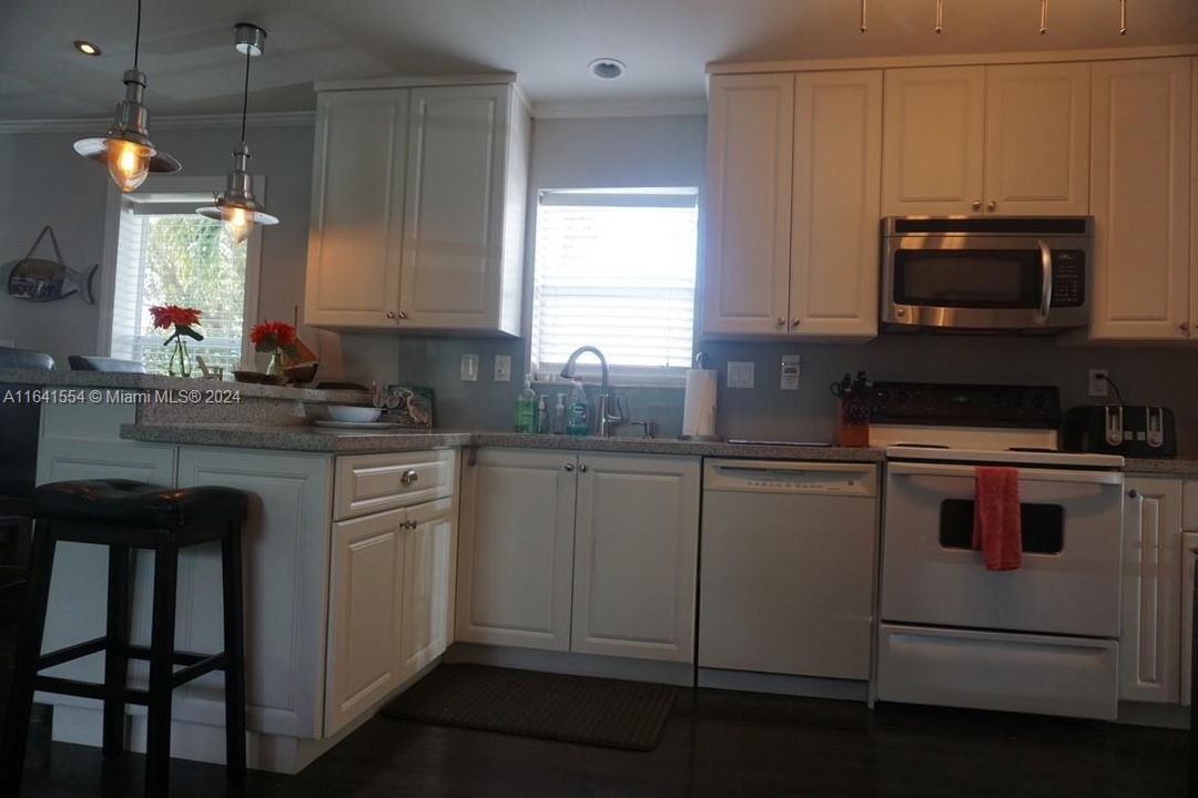 For Rent: $3,000 (3 beds, 2 baths, 1152 Square Feet)