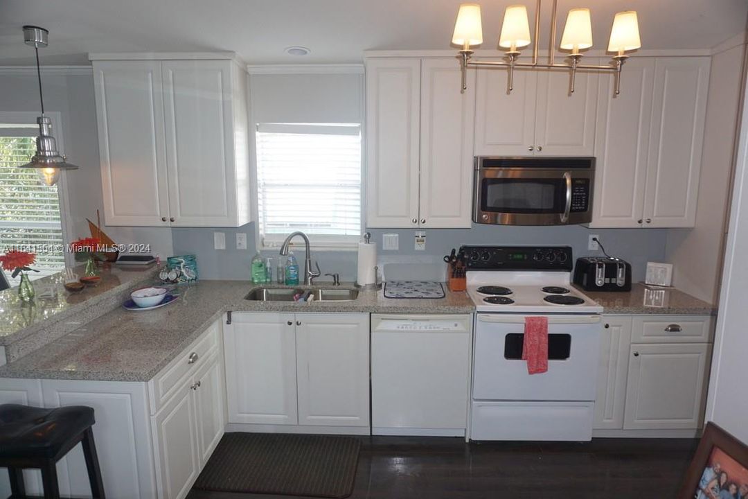 For Rent: $3,000 (3 beds, 2 baths, 1152 Square Feet)