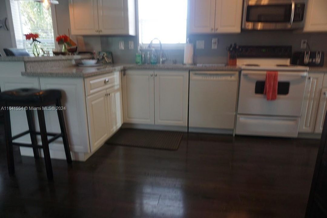 For Rent: $3,000 (3 beds, 2 baths, 1152 Square Feet)