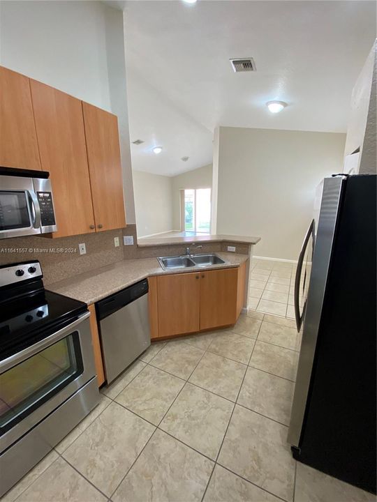 Active With Contract: $2,600 (3 beds, 2 baths, 1408 Square Feet)