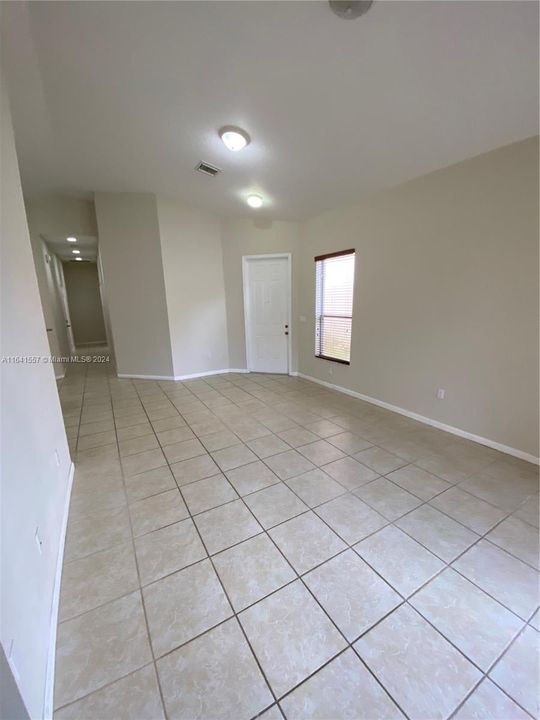 Active With Contract: $2,600 (3 beds, 2 baths, 1408 Square Feet)