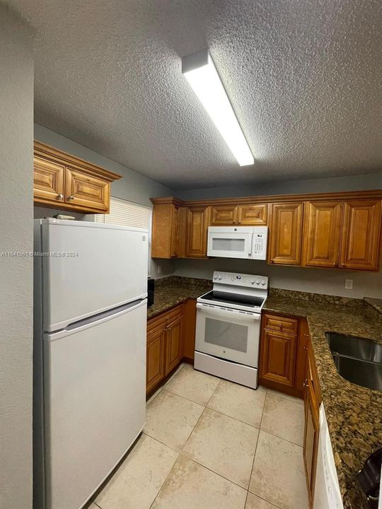 Active With Contract: $208,900 (2 beds, 2 baths, 904 Square Feet)