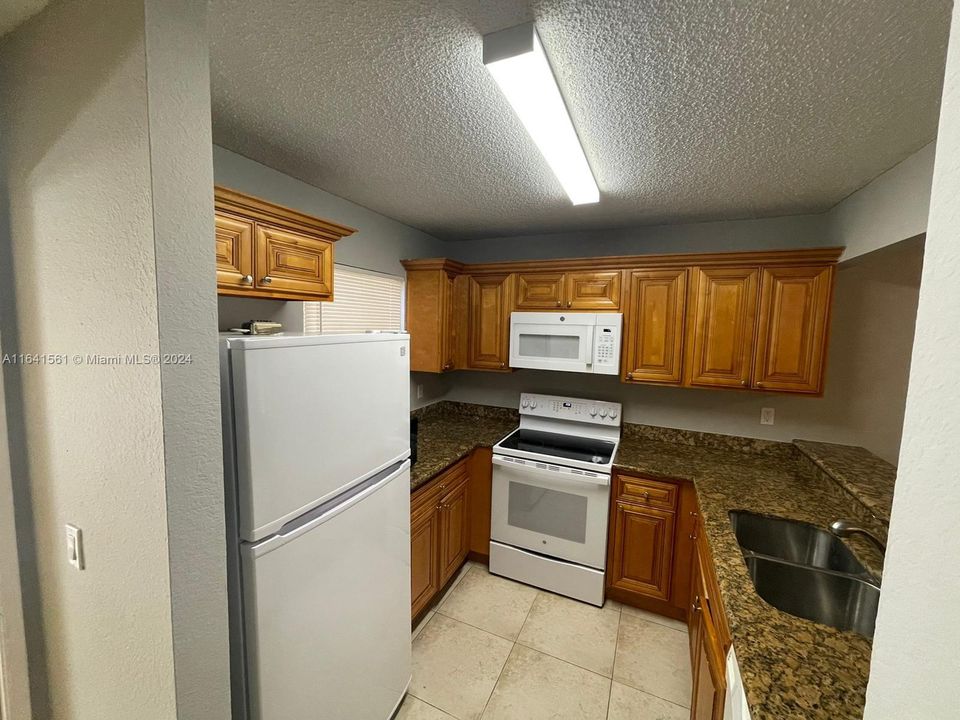 Active With Contract: $208,900 (2 beds, 2 baths, 904 Square Feet)