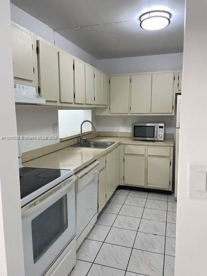 Active With Contract: $2,200 (2 beds, 2 baths, 1030 Square Feet)