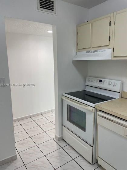 Active With Contract: $2,200 (2 beds, 2 baths, 1030 Square Feet)