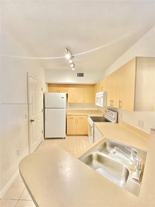 Active With Contract: $1,850 (1 beds, 1 baths, 878 Square Feet)