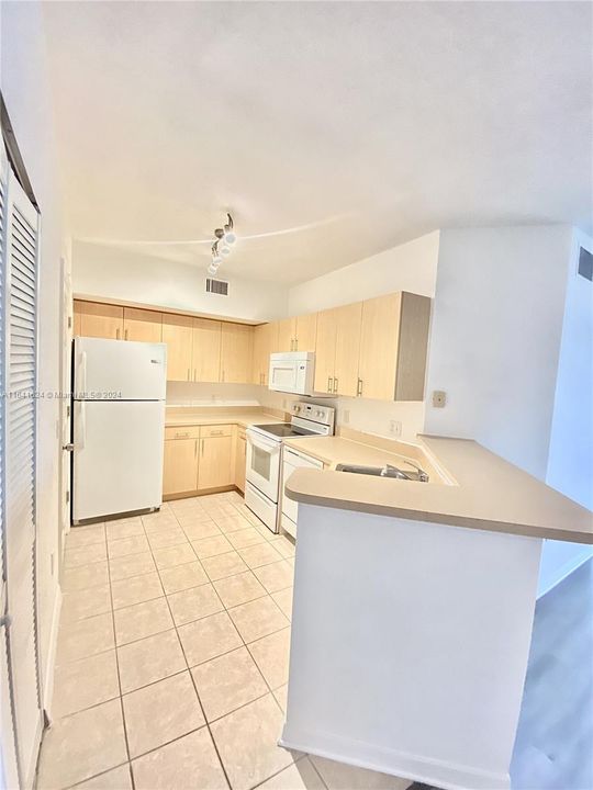 Active With Contract: $1,850 (1 beds, 1 baths, 878 Square Feet)