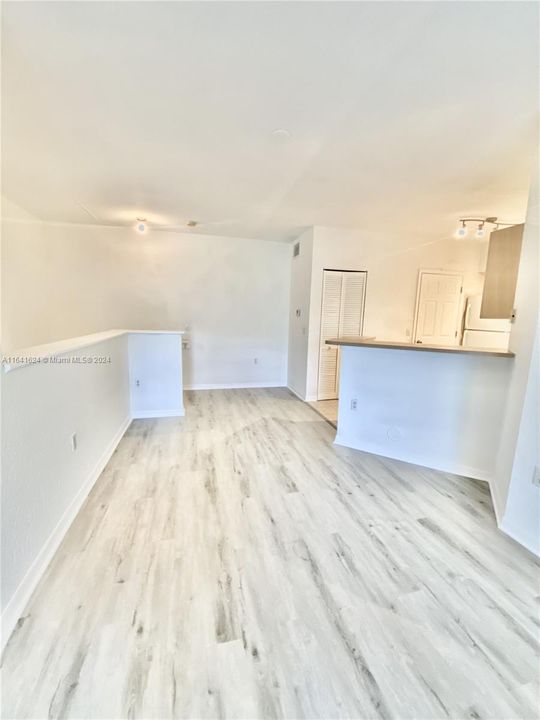 Active With Contract: $1,850 (1 beds, 1 baths, 878 Square Feet)