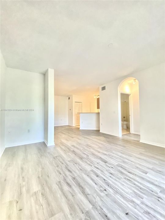 Active With Contract: $1,850 (1 beds, 1 baths, 878 Square Feet)