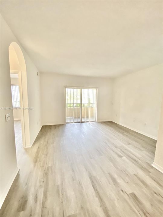 Active With Contract: $1,850 (1 beds, 1 baths, 878 Square Feet)