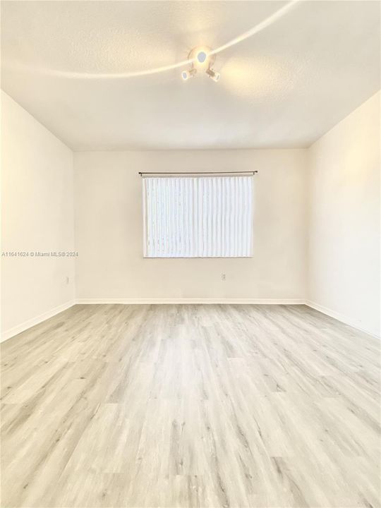 Active With Contract: $1,850 (1 beds, 1 baths, 878 Square Feet)