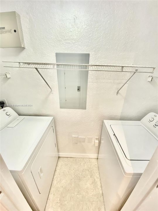 Active With Contract: $1,850 (1 beds, 1 baths, 878 Square Feet)