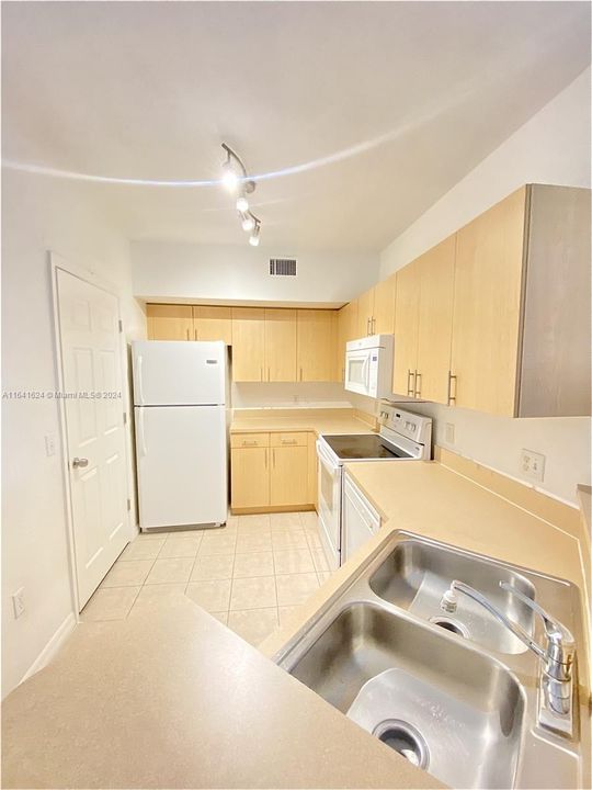 Active With Contract: $1,850 (1 beds, 1 baths, 878 Square Feet)