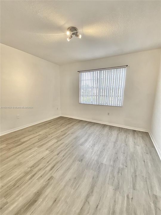 Active With Contract: $1,850 (1 beds, 1 baths, 878 Square Feet)