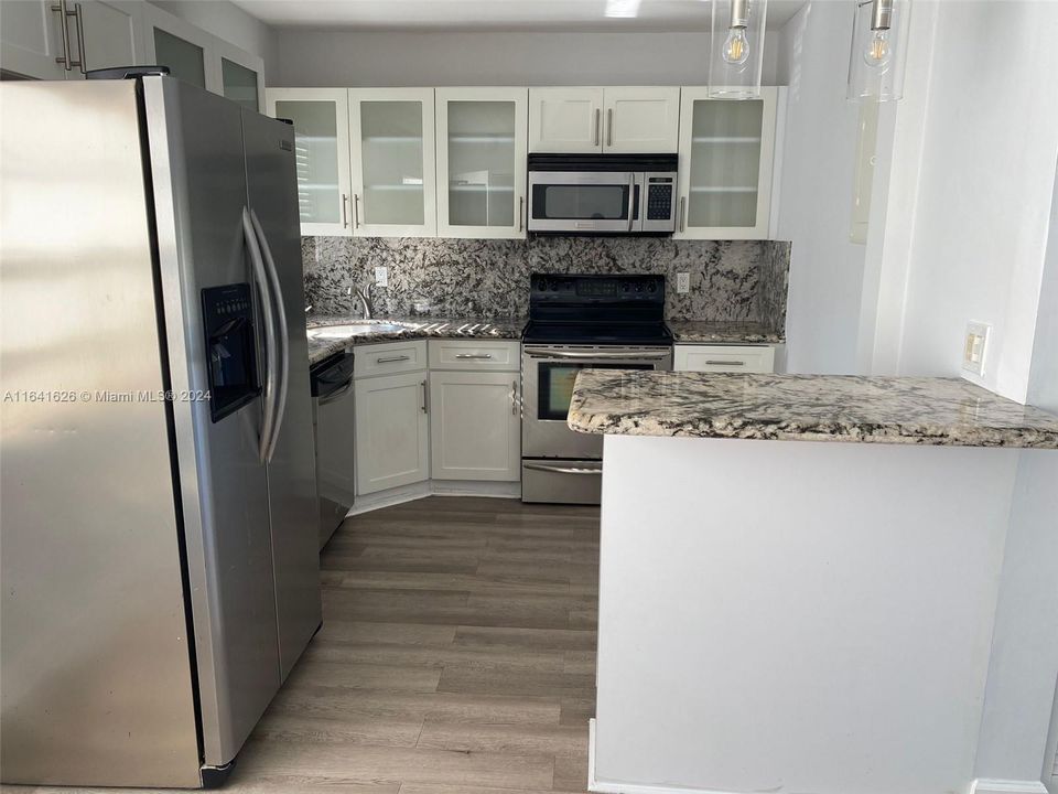 For Rent: $3,000 (1 beds, 1 baths, 713 Square Feet)