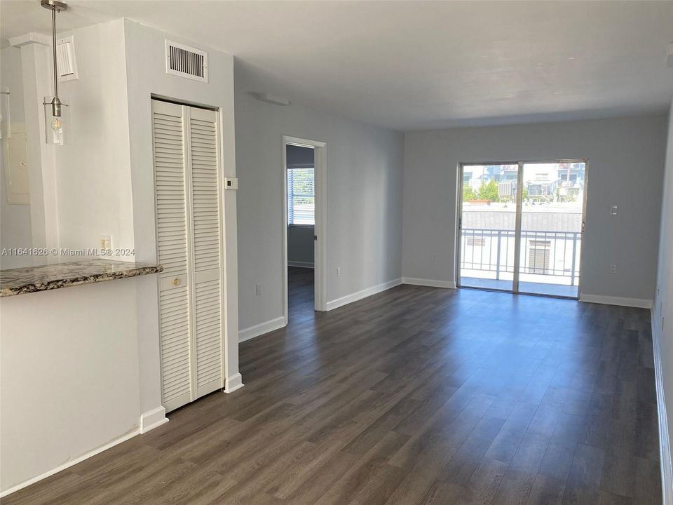 For Rent: $3,000 (1 beds, 1 baths, 713 Square Feet)