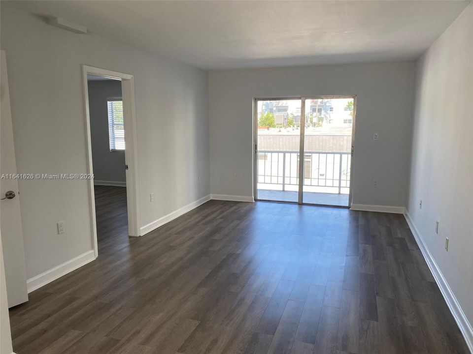 For Rent: $3,000 (1 beds, 1 baths, 713 Square Feet)