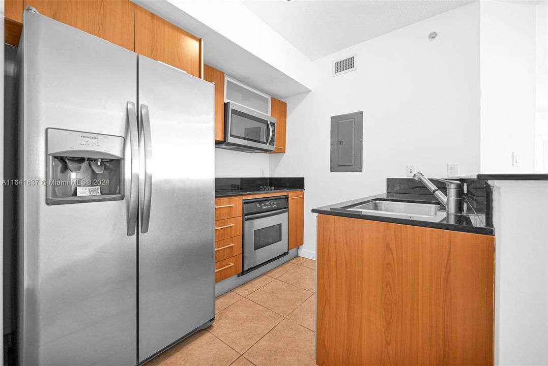 Recently Rented: $2,400 (1 beds, 1 baths, 657 Square Feet)