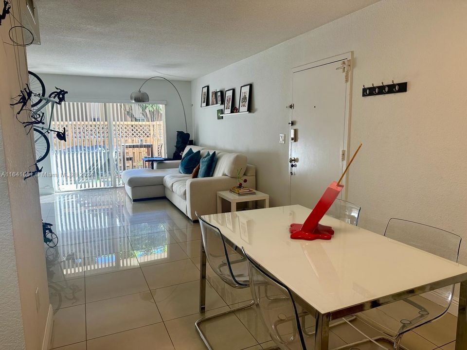 Active With Contract: $2,150 (1 beds, 1 baths, 810 Square Feet)