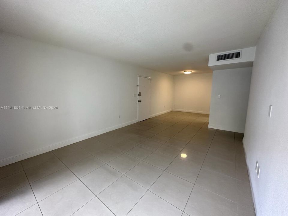 Active With Contract: $2,150 (1 beds, 1 baths, 810 Square Feet)