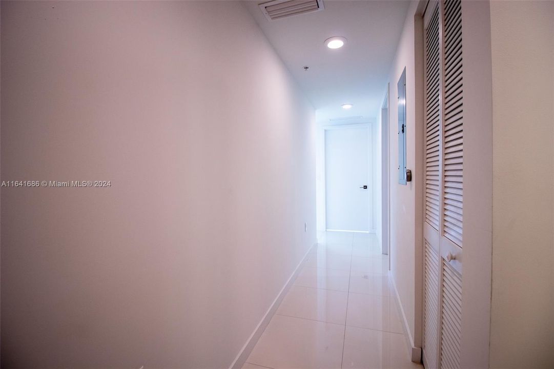 For Sale: $330,000 (1 beds, 1 baths, 668 Square Feet)